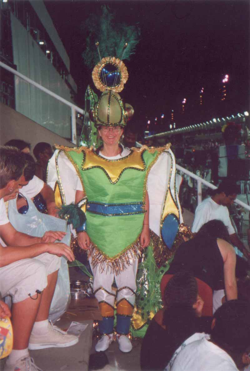 Nana im Sambódromo mit der fantasia der São Clemente 2001